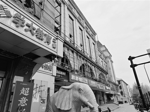 在花园路上的洪楼广场西侧,可以看到墙体上随处可见的“拆”字和“拆迁特卖”等广告牌